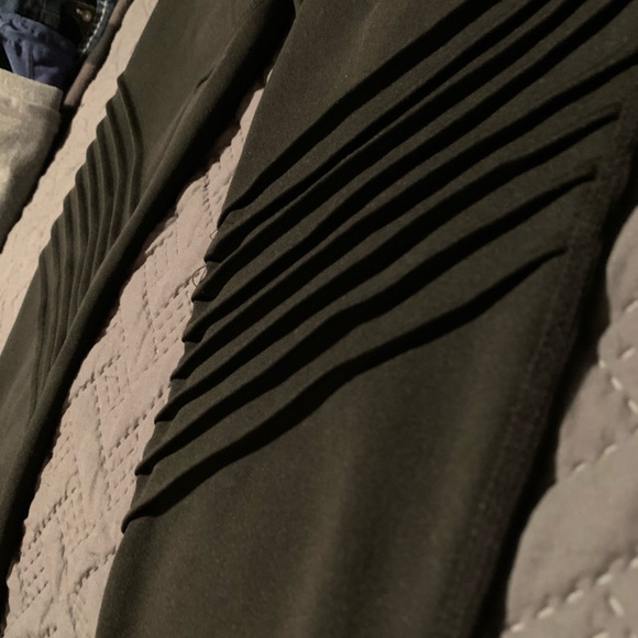 Sz Lg(fit like Md) black capri leggings - Picture 1 of 3